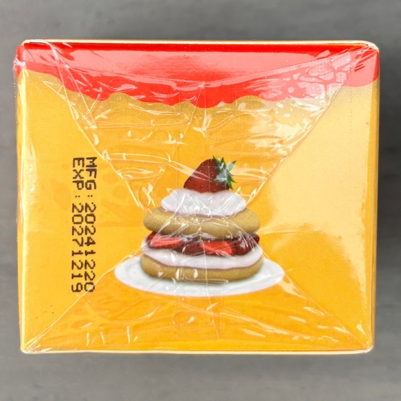 STRAWBERRY SHORTCAKE Bee Balm Limited Edition NIP SOLD OUT ONLINE - Picture 2 of 10